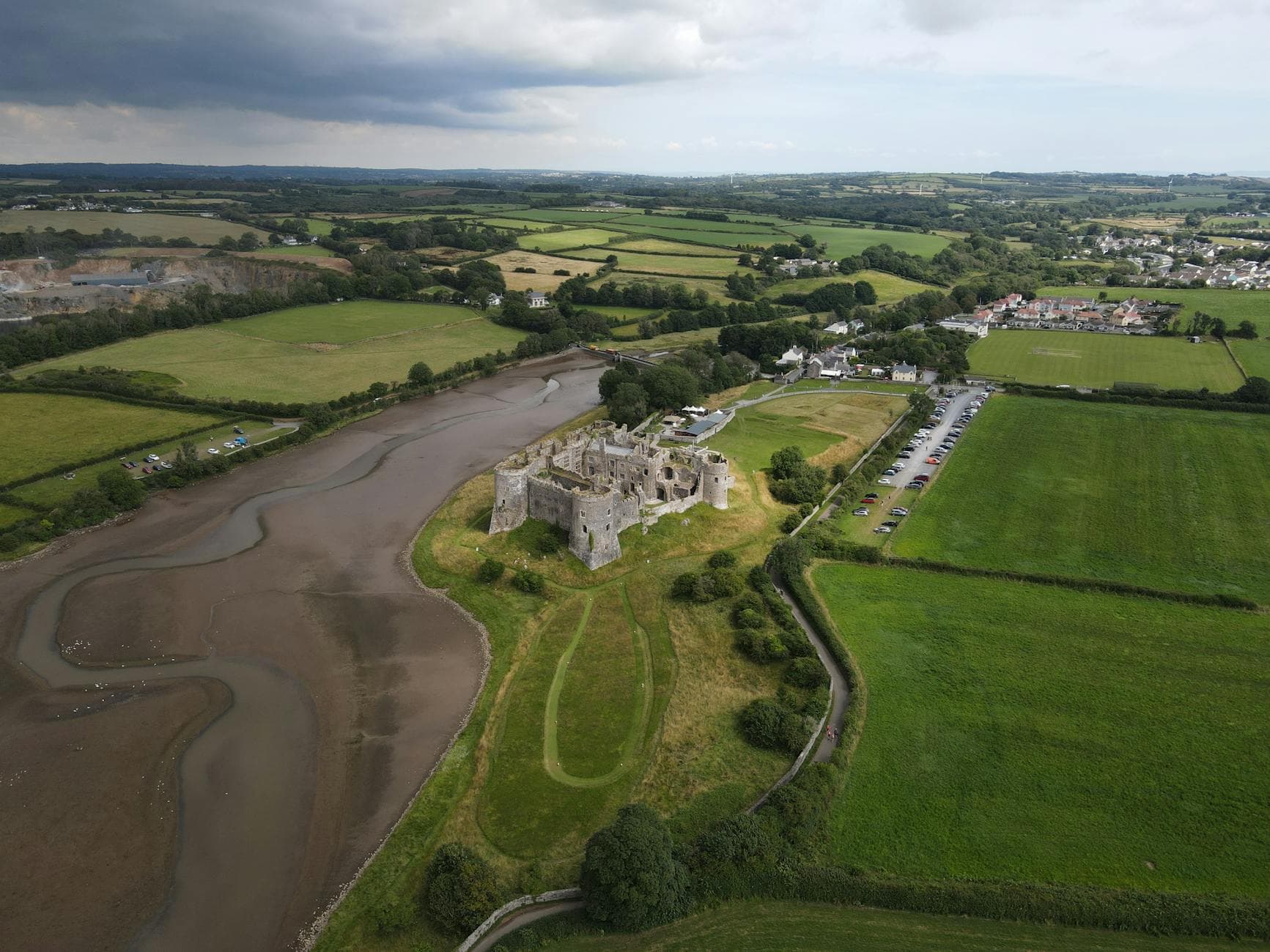 vista aérea de un castillo al lado del río